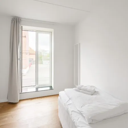 Fantastic 2-bed With Large Private Balcony *