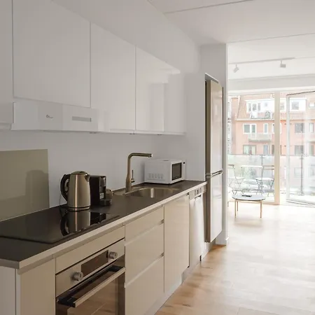 Fantastic 2-bed With Large Private Balcony Daire