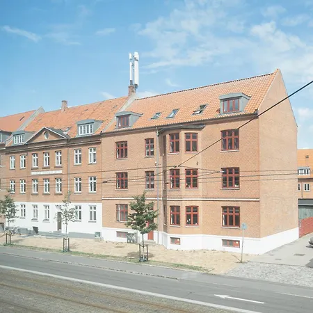 Fantastic 2-bed With Large Private Balcony